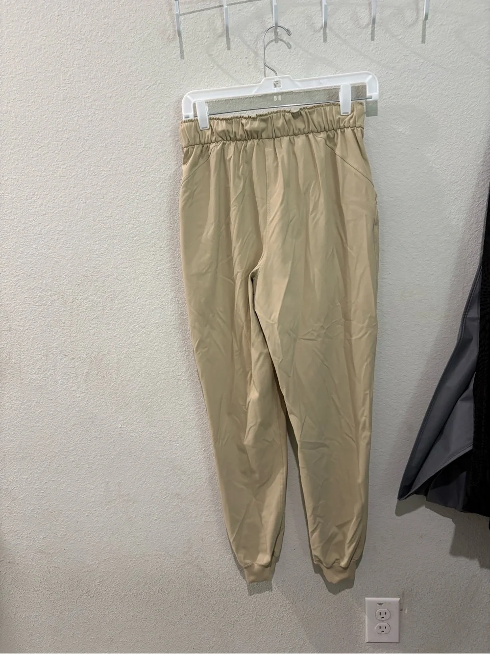 lululemon athletica women’s Lightweight Drawstring Joggers in Khaki